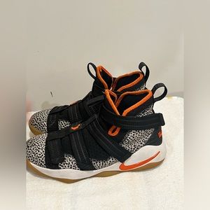 Lebron James Nike Basketball Shoe- Size 6.5 Youth